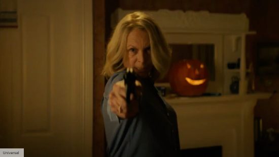 Explicación del final de Halloween End: Laurie con una pistola
