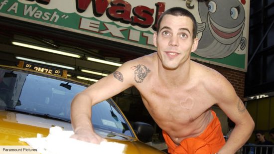 Steve-O washing a car