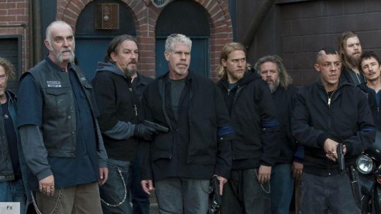 Sons of Anarchy: Charlie Hunnam as Jax Teller, Ron Perlman, Theo Rossi