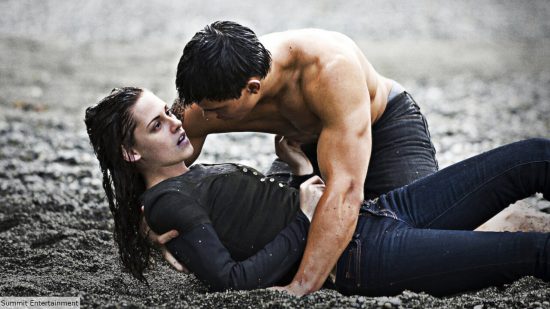 Krsiten Stewart as Bella Swan and Taylor Lautner as Jakob Black in Twilight New Moon