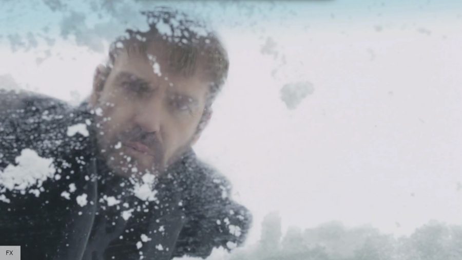 Fecha de lanzamiento de la temporada 5 de Fargo: personas mirando por las ventanas de los autos