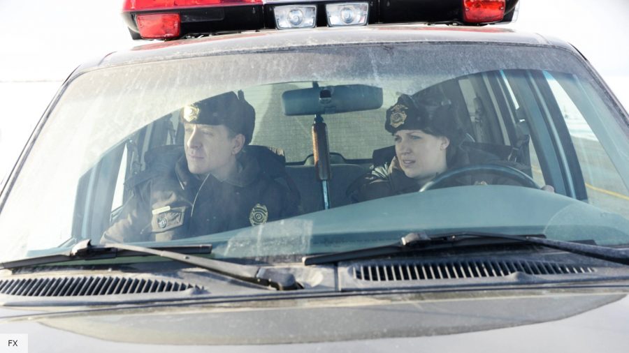 Fecha de lanzamiento de la temporada 5 de Fargo: dos policías sentados en un automóvil 